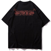 Tee-shirt noir de derrière avec inscription en rouge "Lonly for so long".