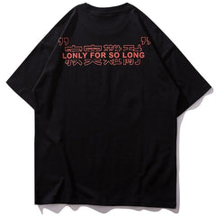 Tee-shirt noir de derrière avec inscription en rouge "Lonly for so long".