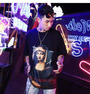 Personne portant un tee-shirt noir représentant Mona Lisa avec le visage de le Vierge Marie