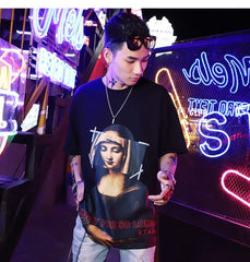 Personne portant un tee-shirt noir représentant Mona Lisa avec le visage de le Vierge Marie
