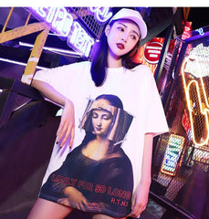 Jeune femme portant un tee-shirt blanc représentant Mona Lisa avec le visage de la Vierge Marie.