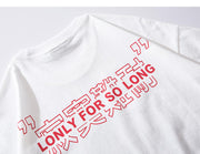 Tee-shirt blanc de derrière avec inscription rouge "Lonly for so long"